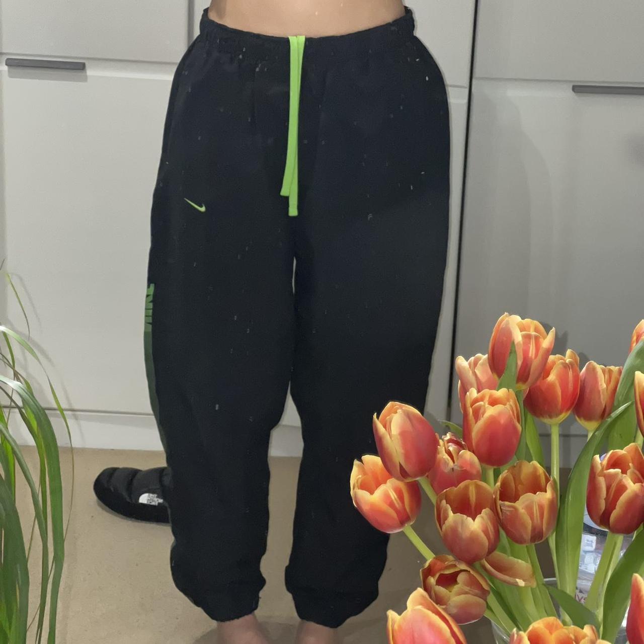 mens nike green joggers