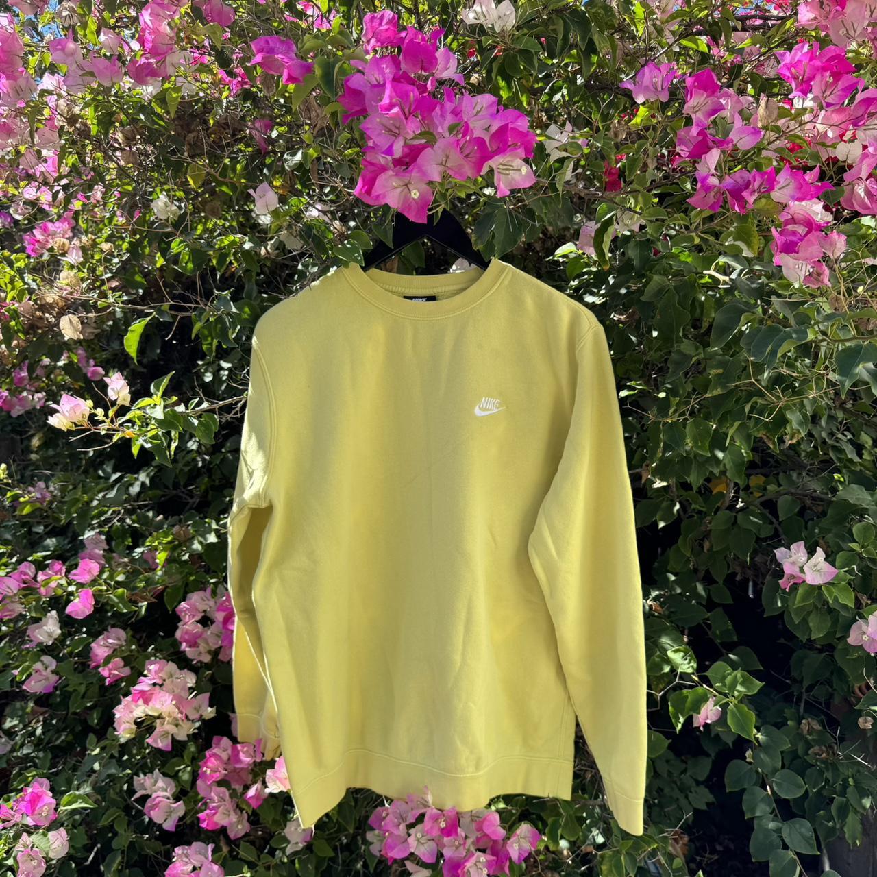 Light yellow hot sale nike sweatshirt