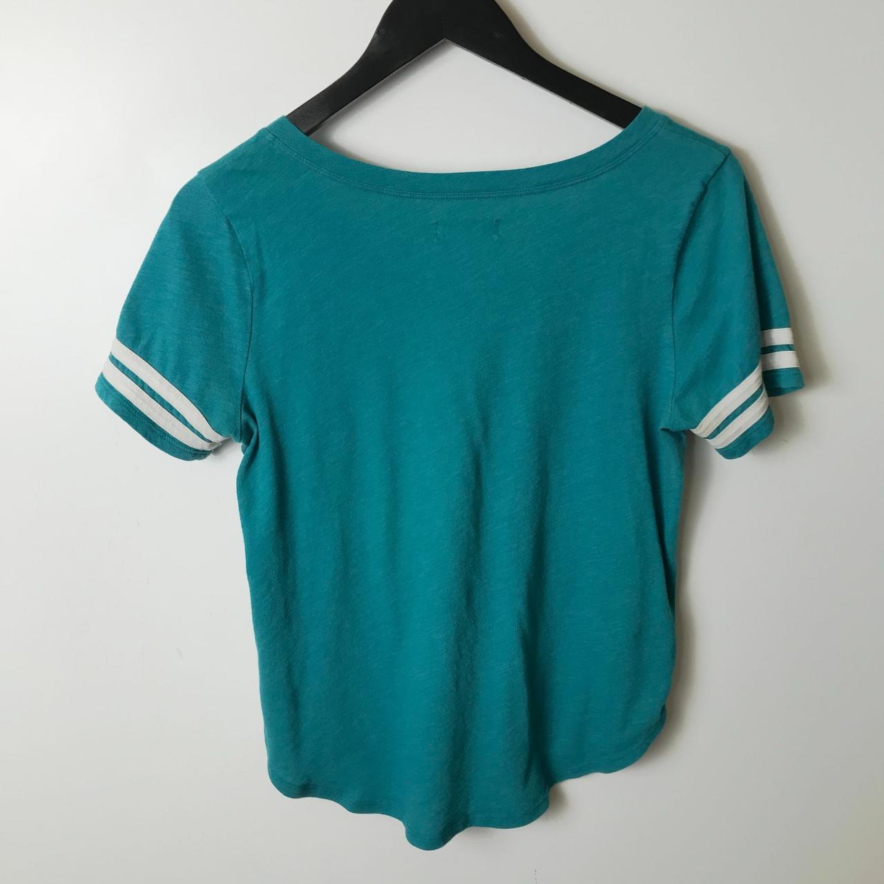 Hollister T Shirt Classic Trendy V-Neck Graphic Tee