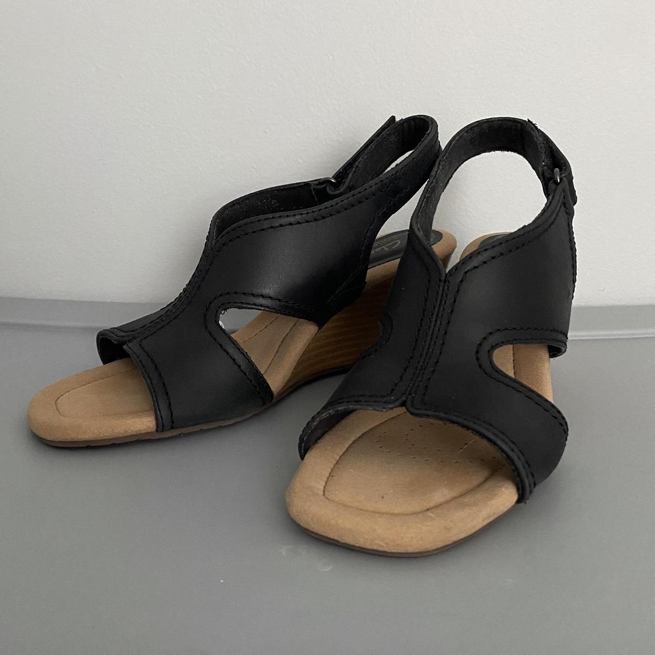 Clarks Women's Black and Tan Sandals Depop