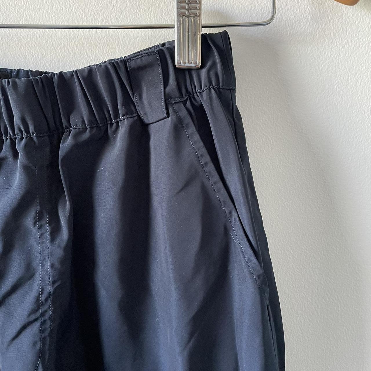 ALO it girl pants in navy Stay one step ahead in... Depop