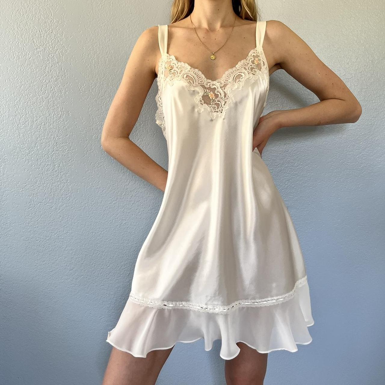 Very cute vintage white slip shorts with lace - Depop