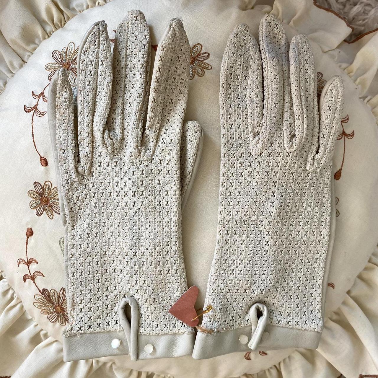 Women's Cream Gloves Depop