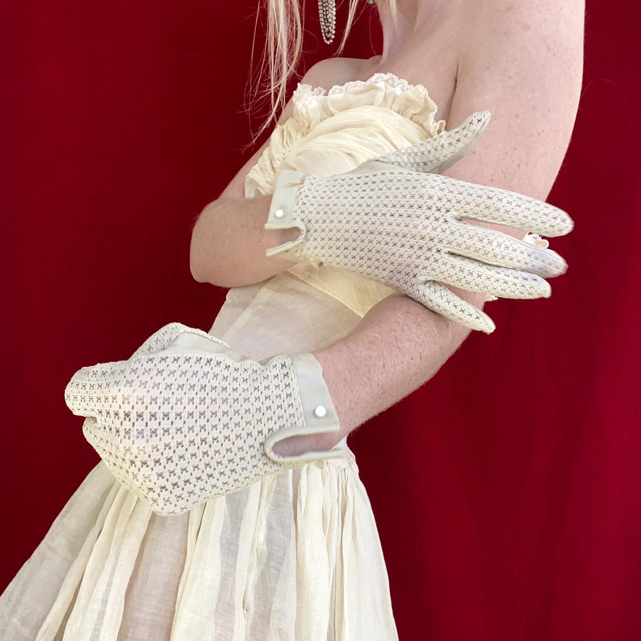 Women's Cream Gloves Depop