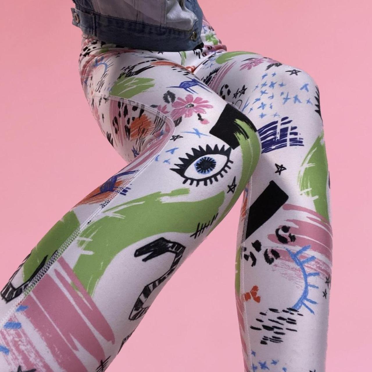 Incredible Betsy Johnson doodle leggings. Features