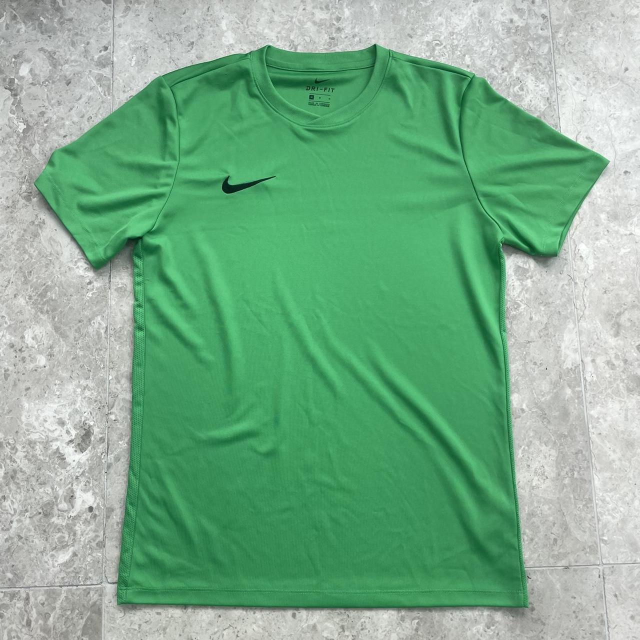 Nike Men's Green and Black T-shirt | Depop