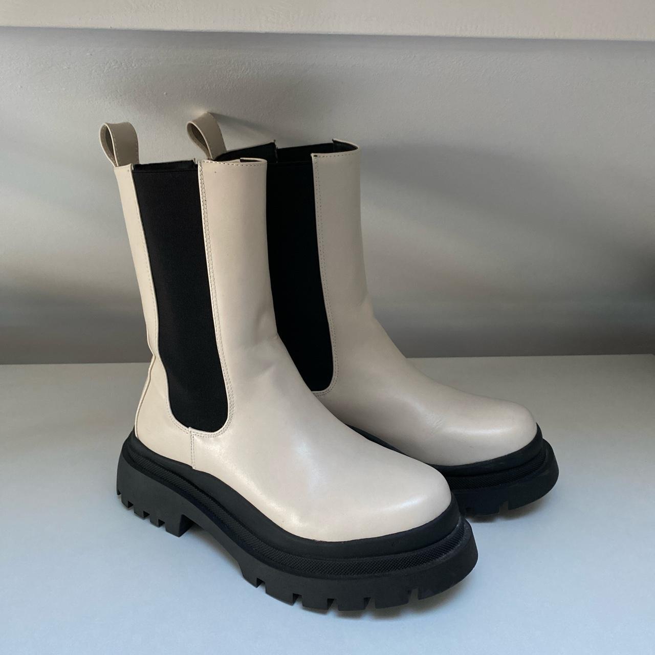 Women's Cream and Black Boots | Depop