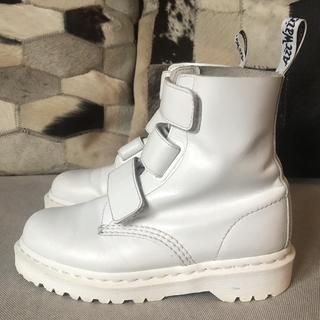 Dr martens coralia venice white best sale