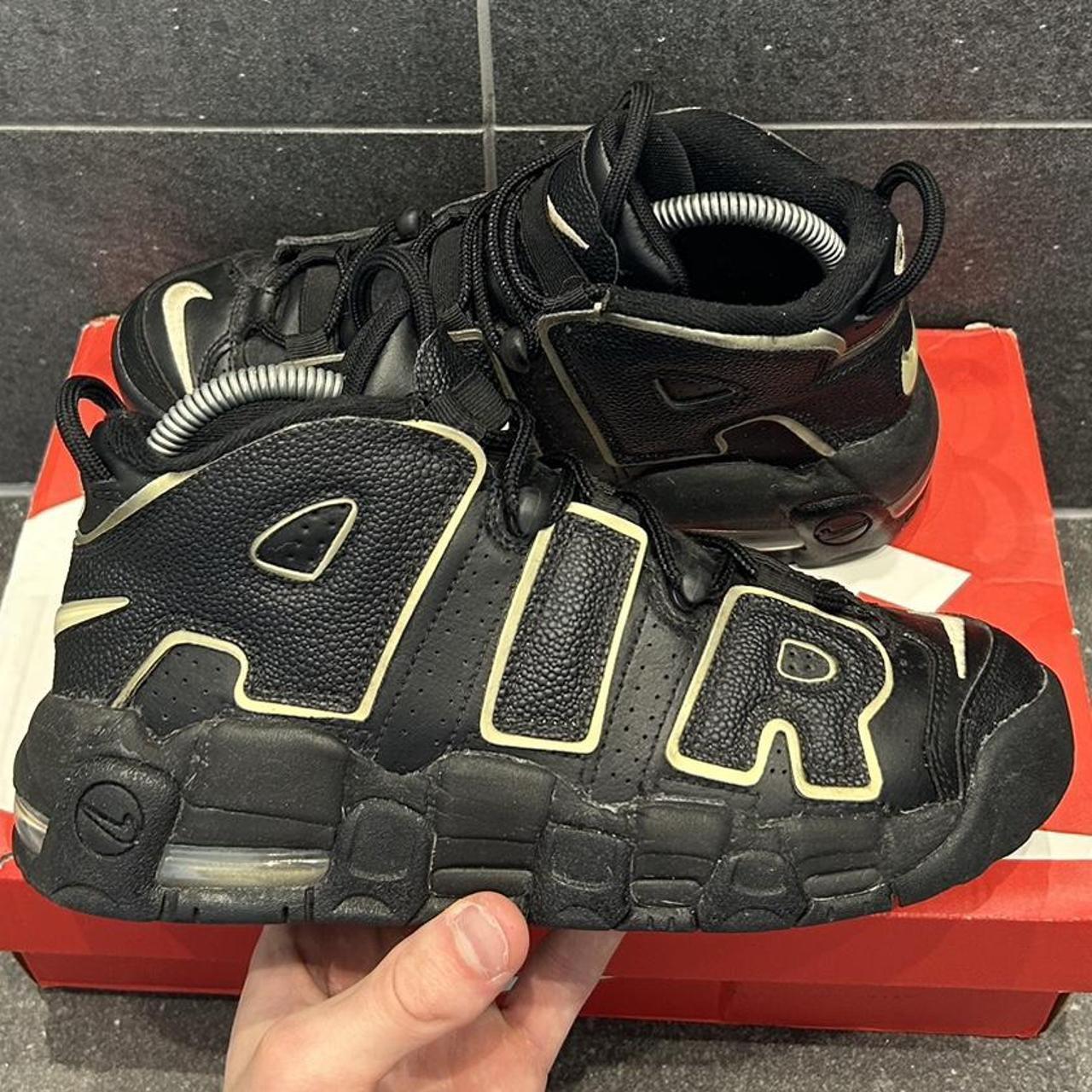 Black and gold nike uptempo best sale