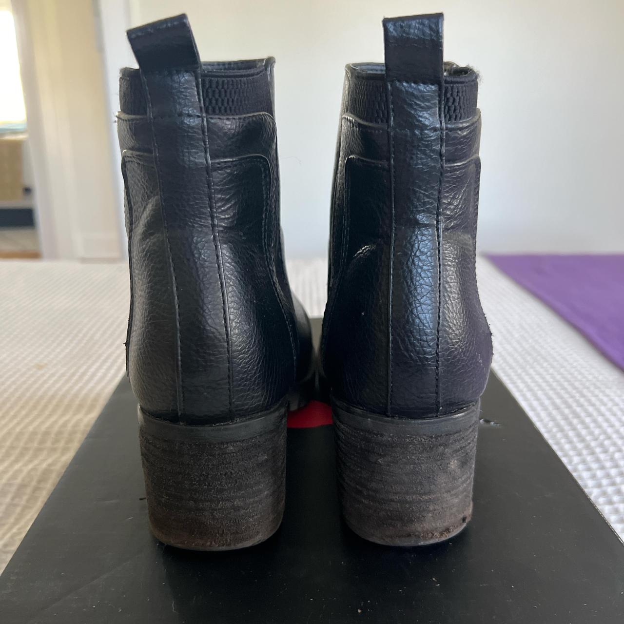 Ankle Booties Mia Colten Mia Colten Chelsea Boot White MIA Colten