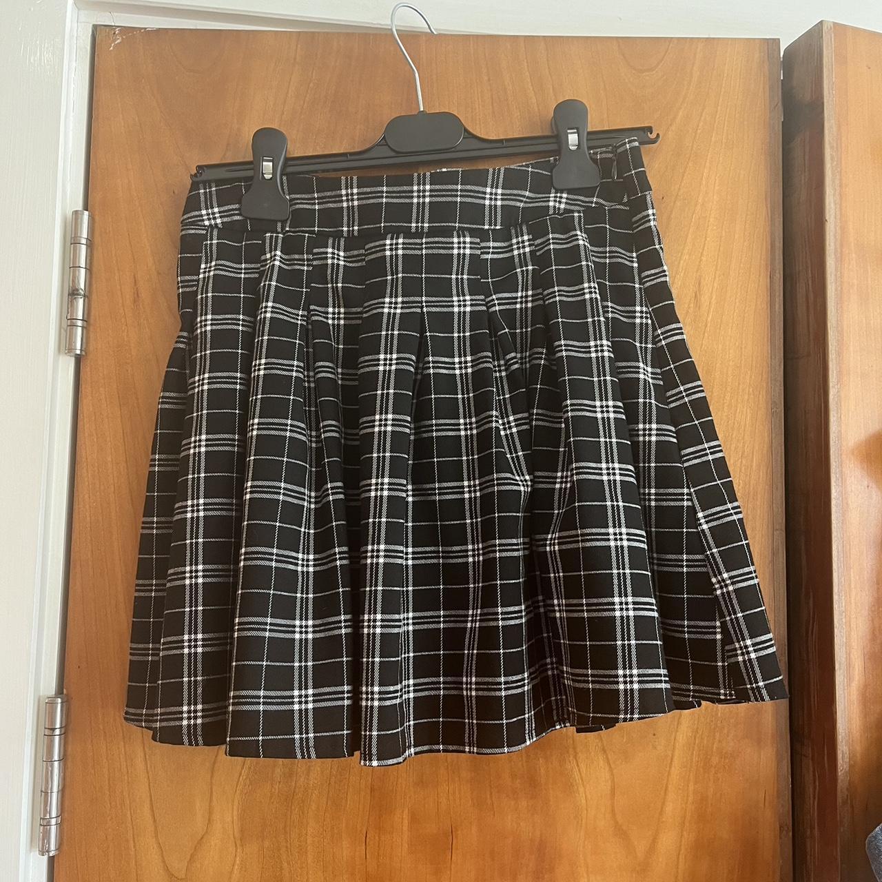 Black and white checkered skirt quiz best sale