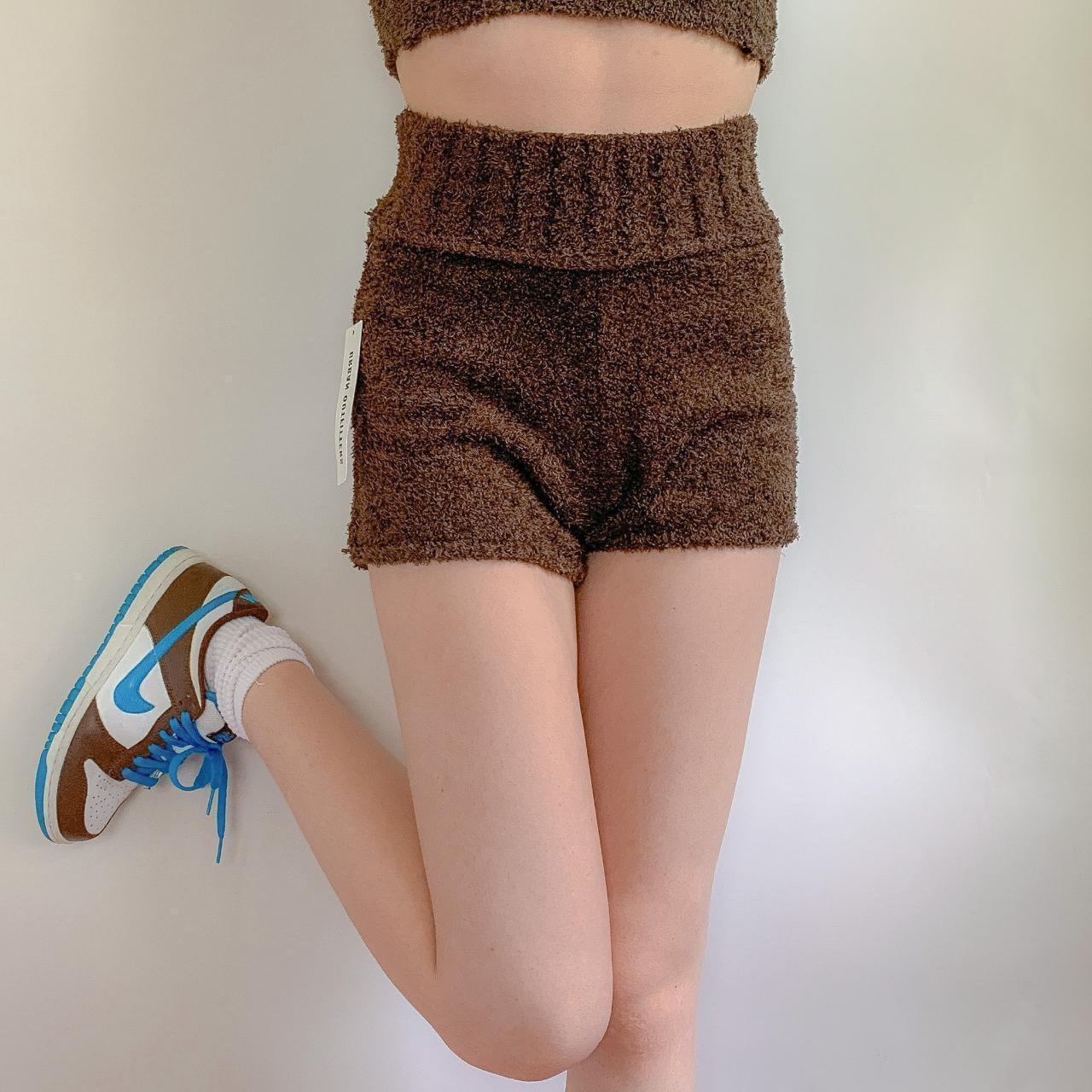 high-waisted knitted shorts