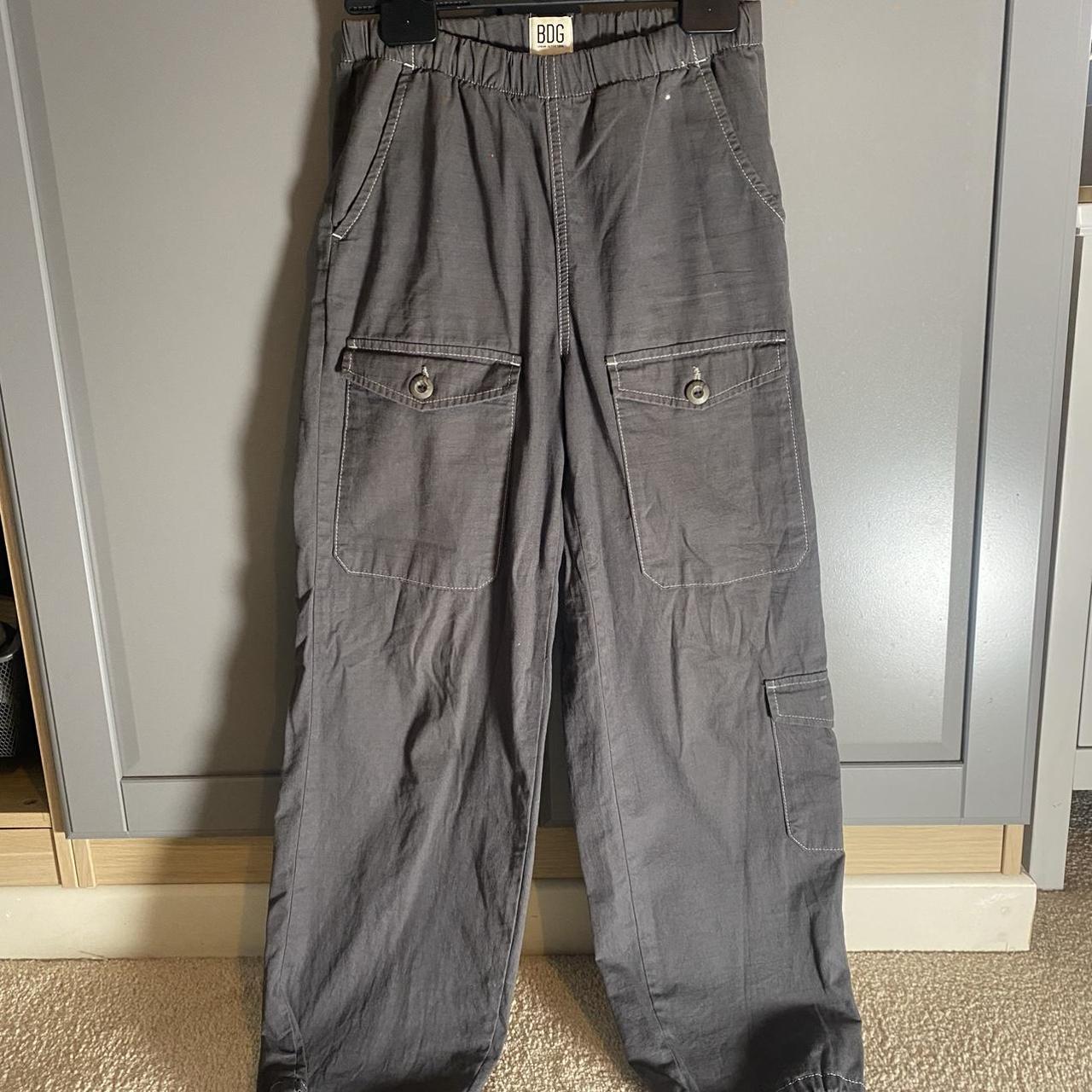 urban outfitters cargos. size small fits 6/8 baggy.... - Depop