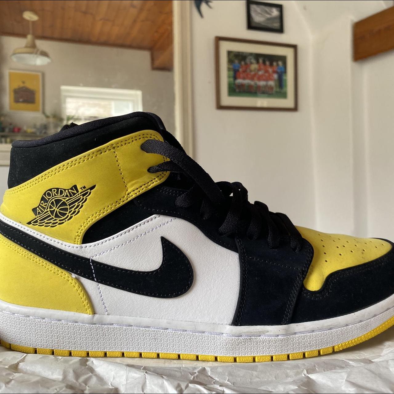 Jordan Men's Yellow and Black Trainers | Depop