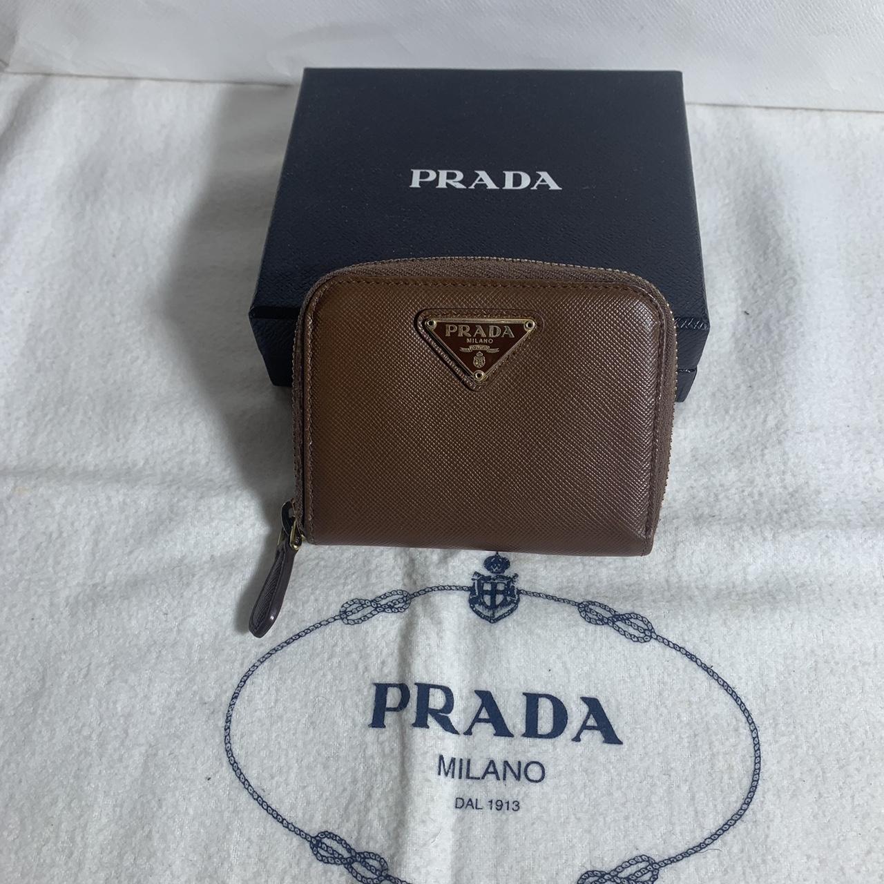 Vendo bellissimo portamonete/tessere originale Prada... - Depop