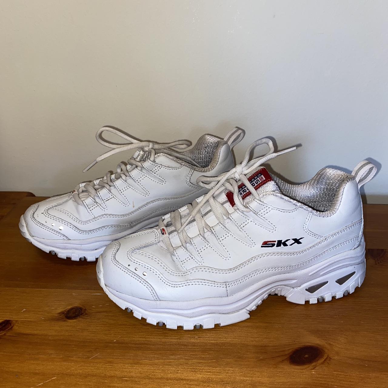 sketchers white tennis shoes