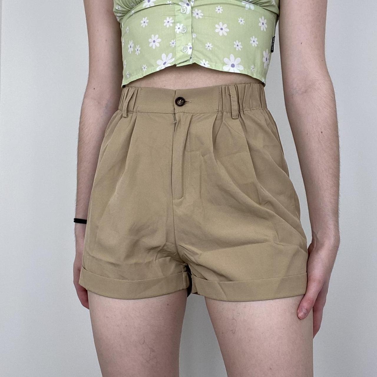 high waisted brown pleated shorts has no sizing... - Depop