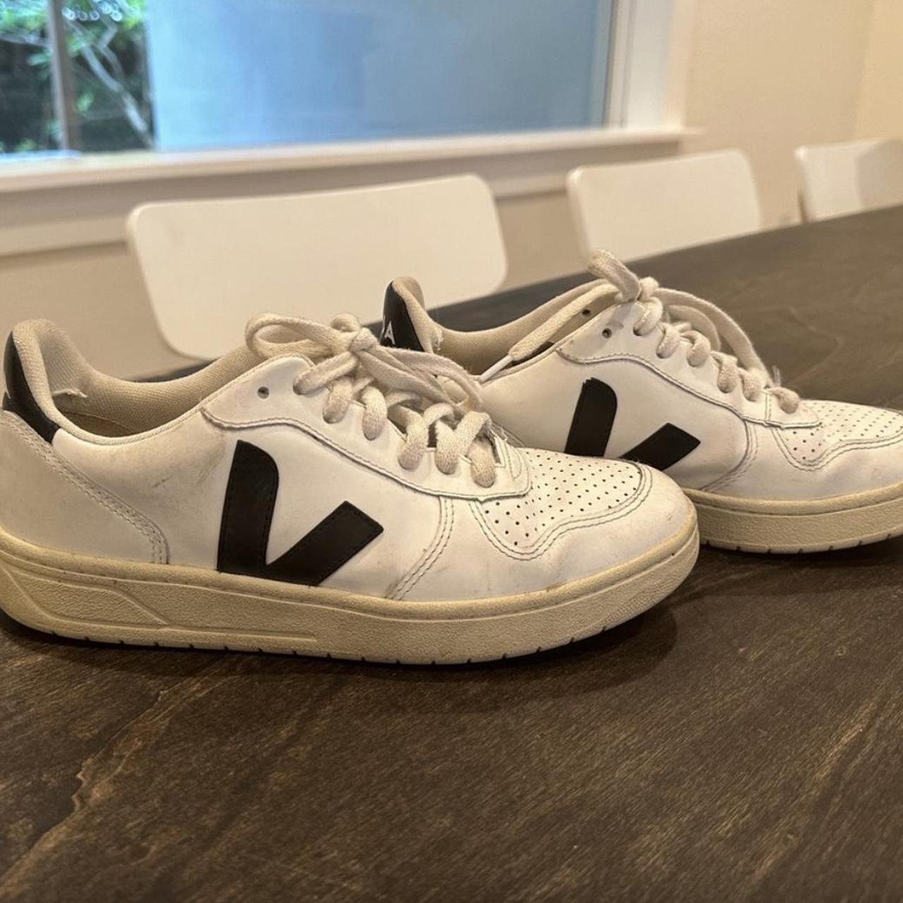 vejas black and white