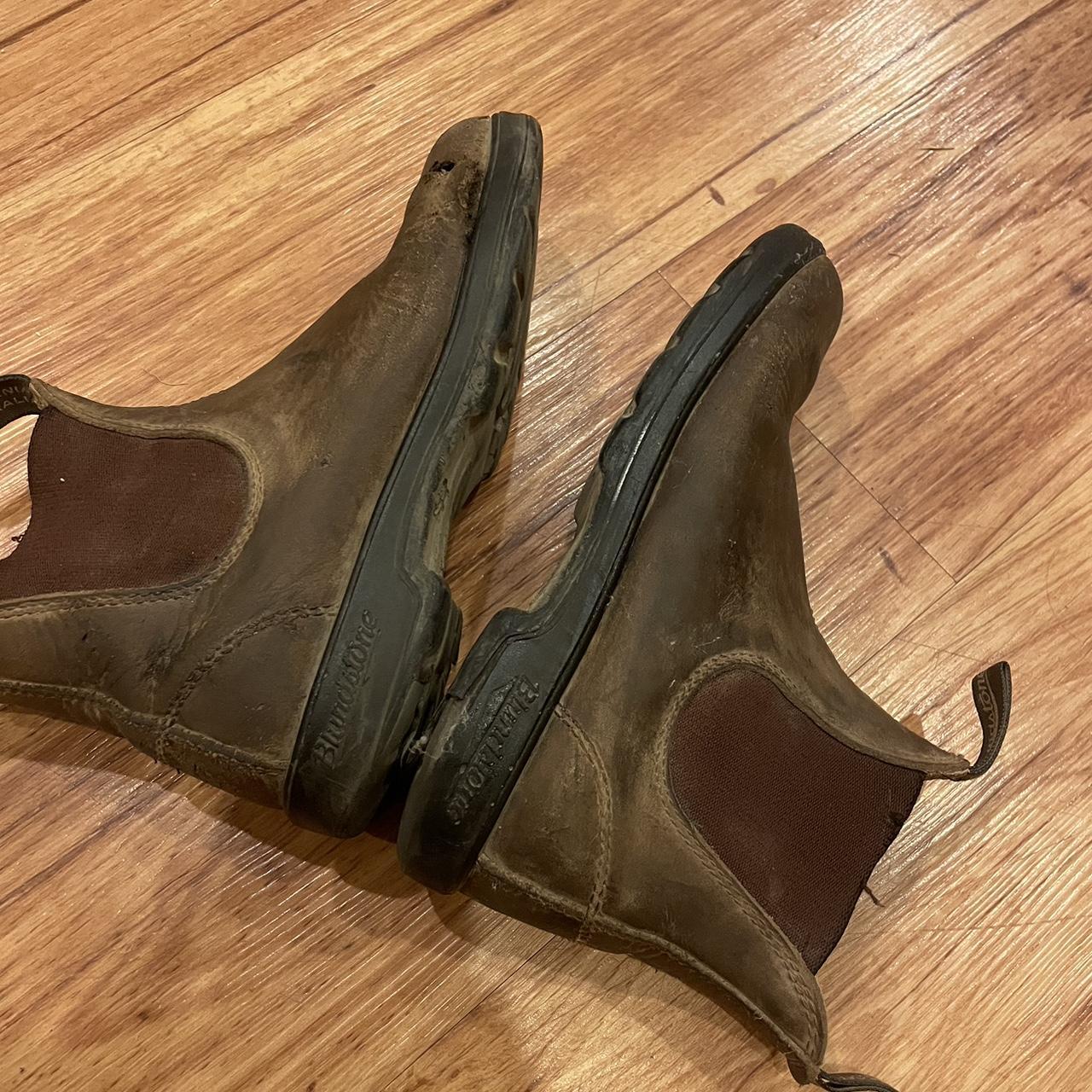 blundstones with leggings