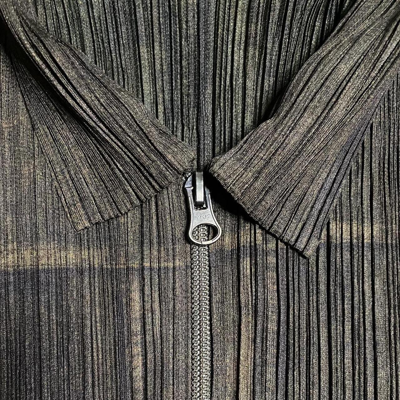 トップス HOMMEPLISSE ISSEYMIYAKE double zip vest Pleats Please Collared Double Zip Vest – Comme Please