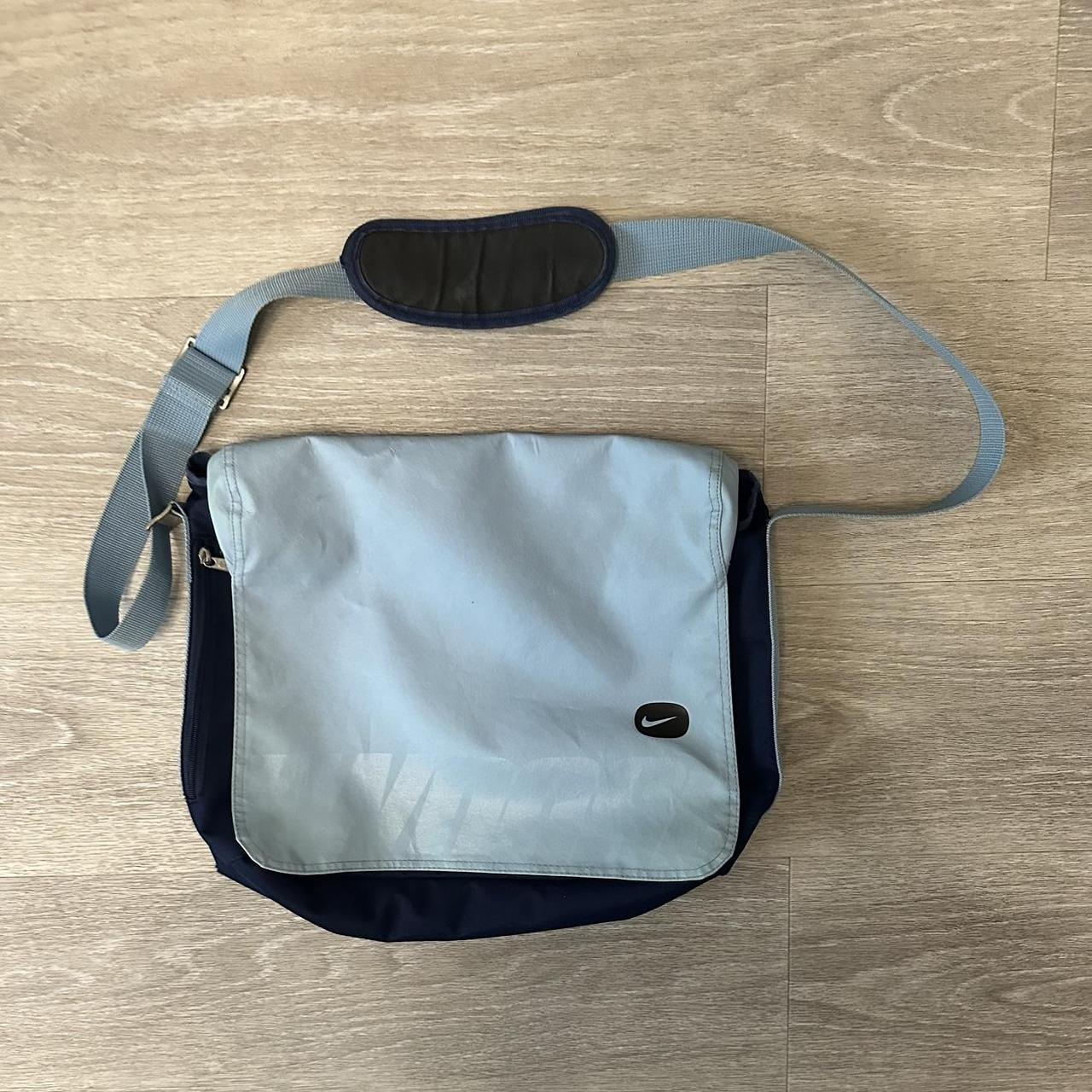 Nike laptop hot sale messenger bag