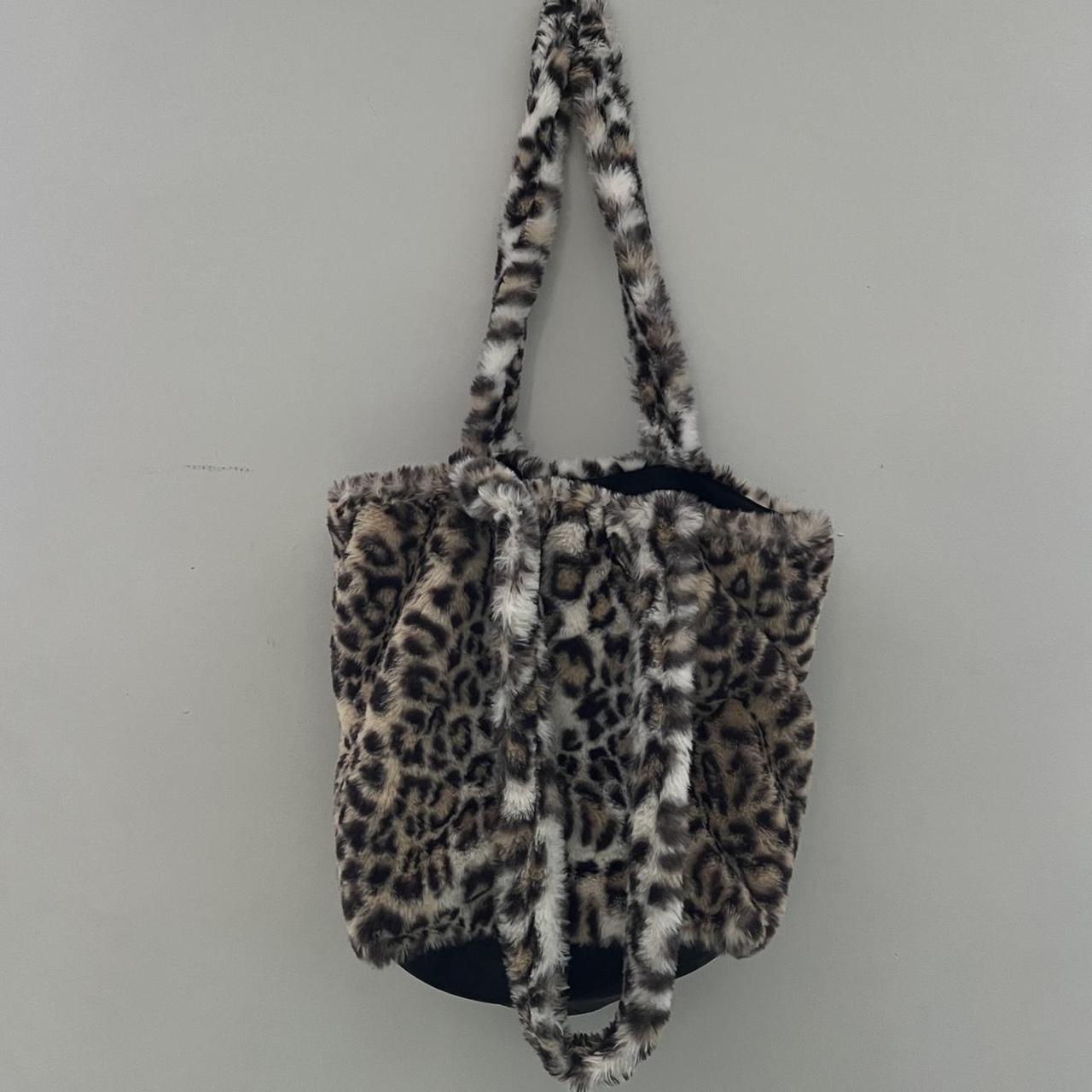 Brandy melville 2025 fluffy bag