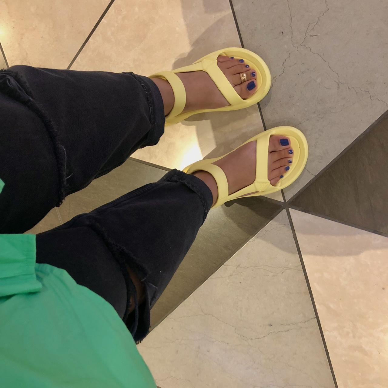 Teva hurricane hot sale drift yellow