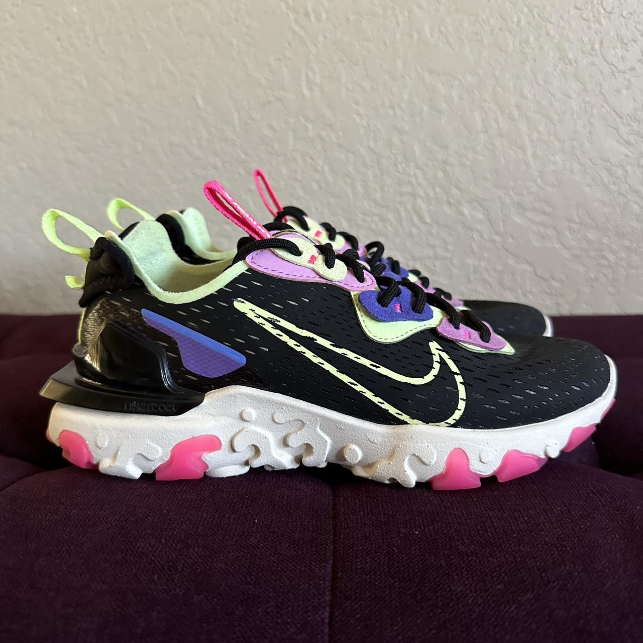 black and pink reacts