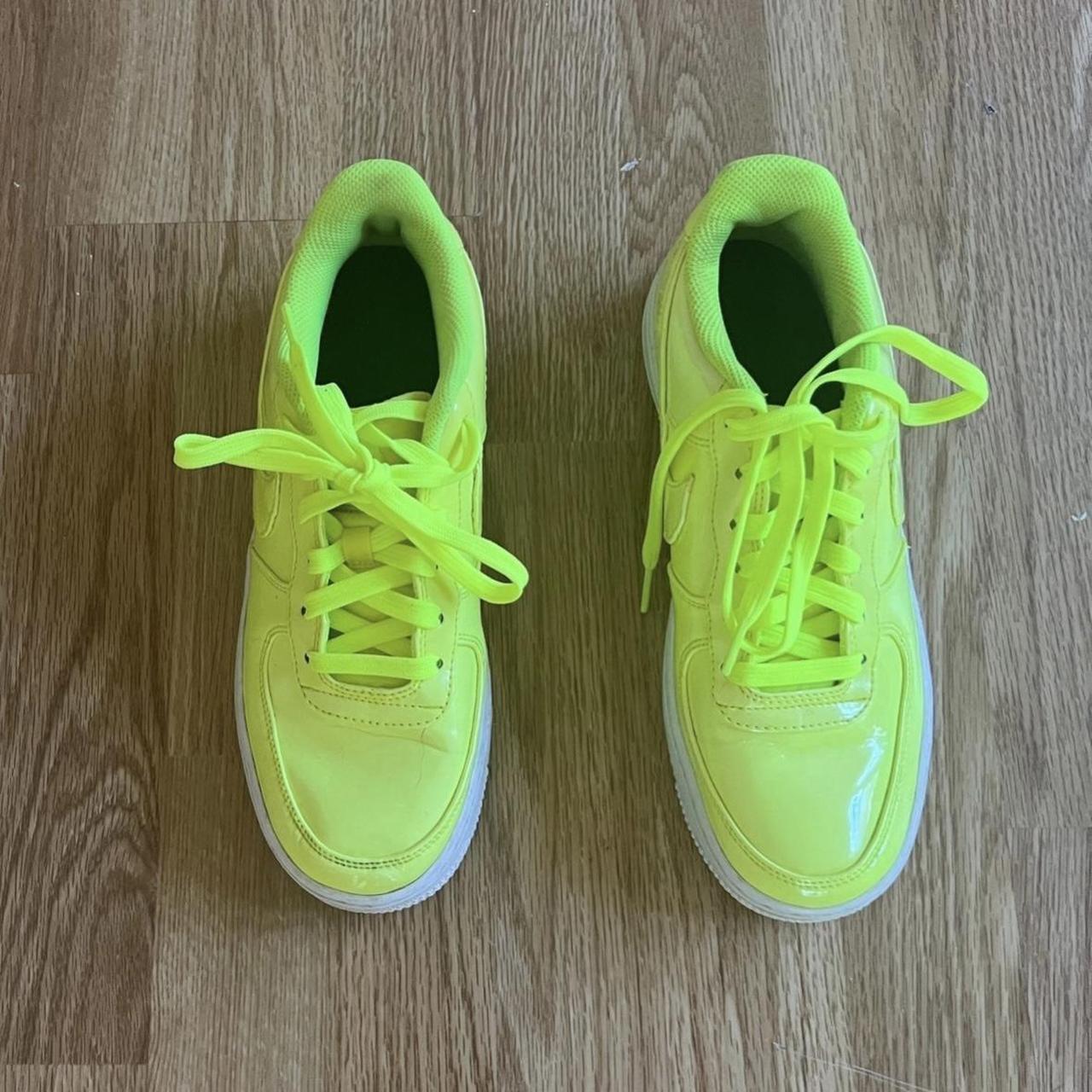 Neon color sneakers nike on sale