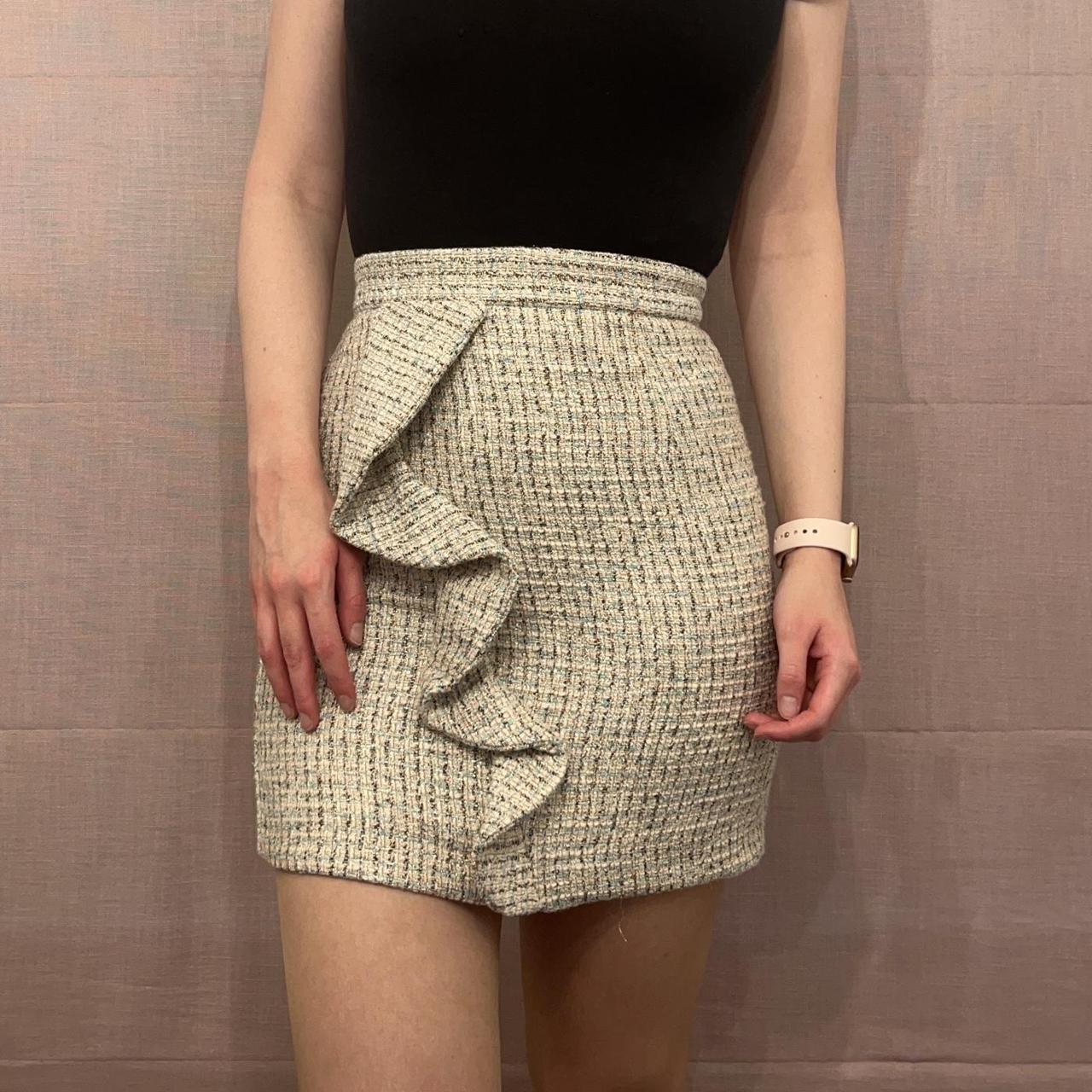 Fitted pencil outlet skirt