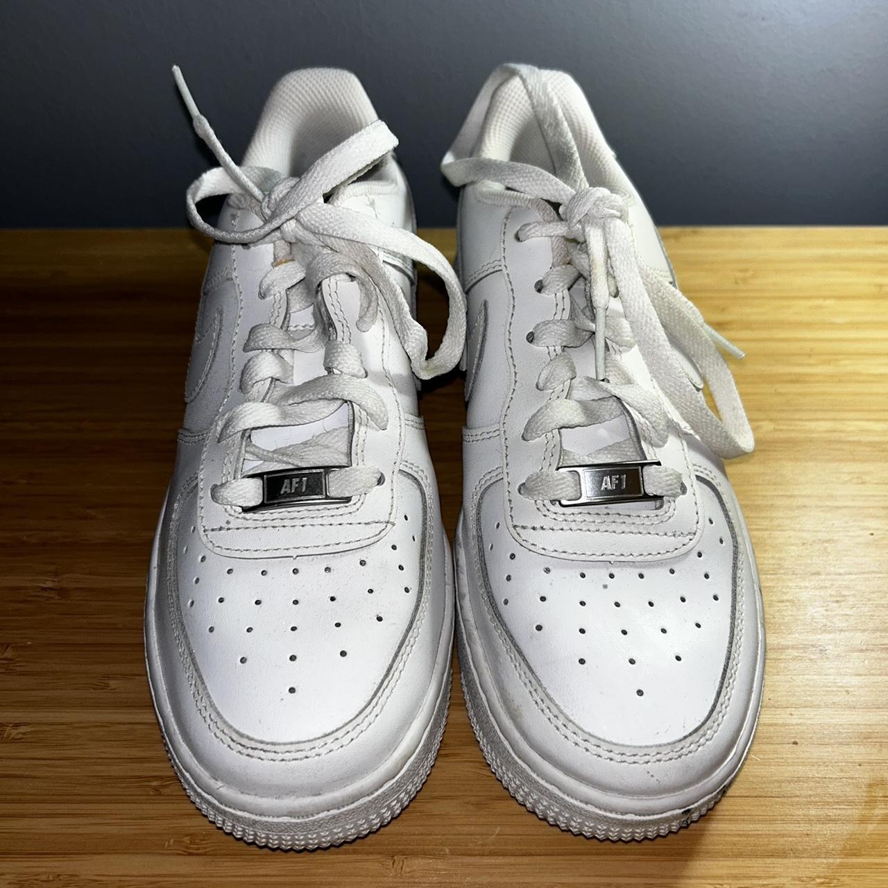 white airforce 1s size 4