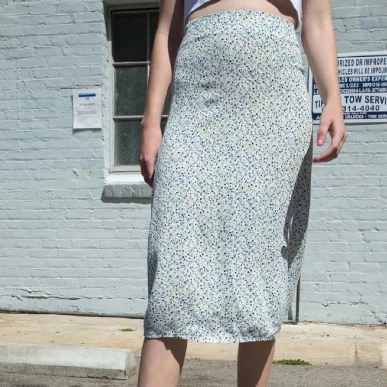 Brandy Melville Women's Blue and White Skirt (5)