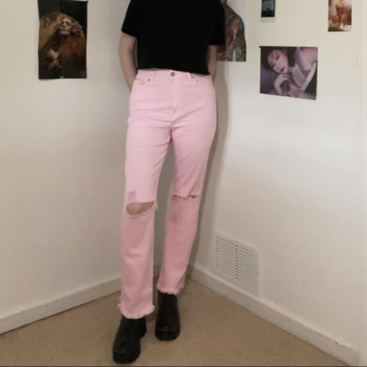 Pink ripped jeans sales outfit