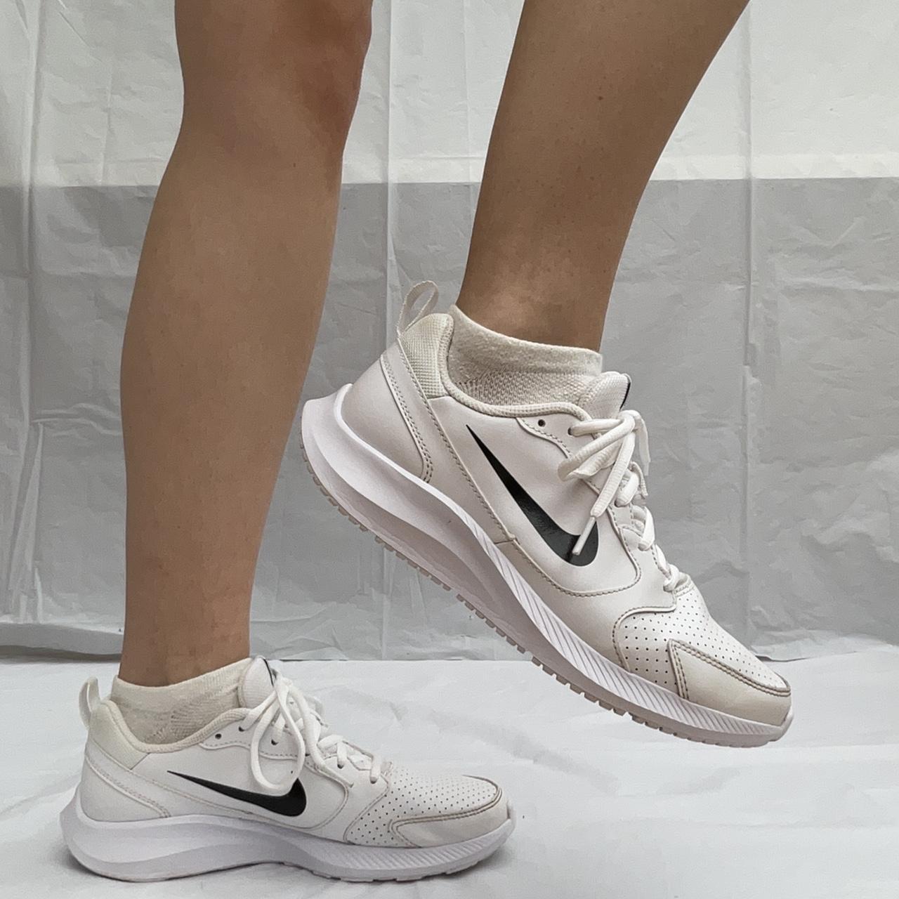 Nike Todos running trainers white with black Nike