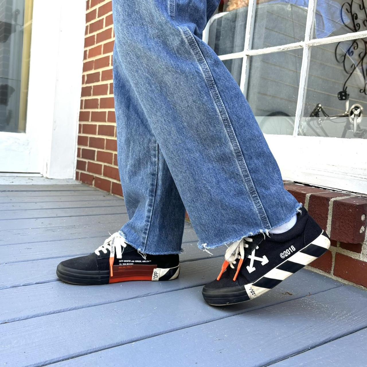 off white vulc low black on feet