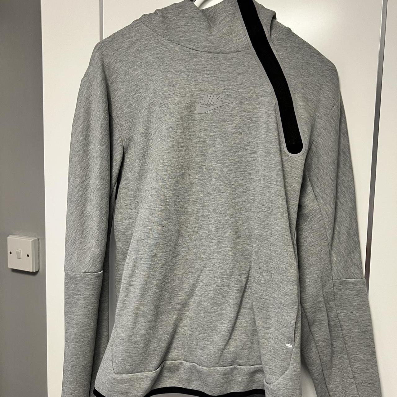 does nike tech fleece hoodie run small