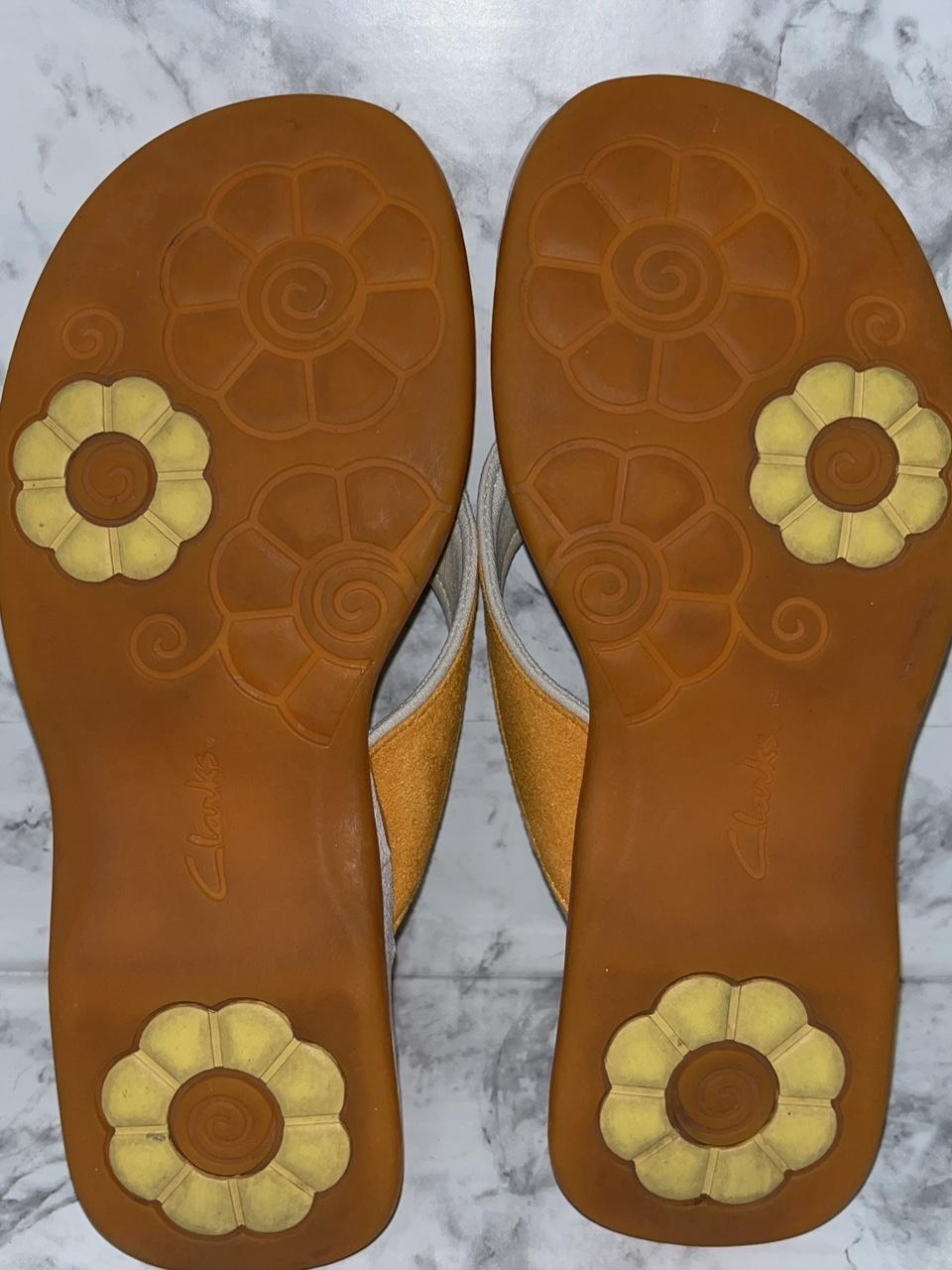 Clarks yellow fashion flip flops