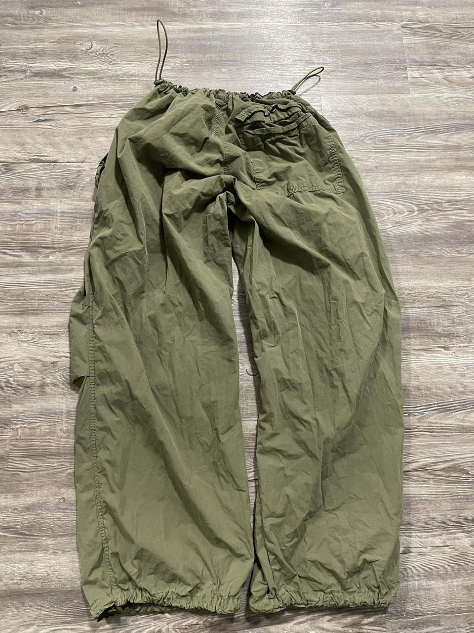 olive green parachute pants - Depop