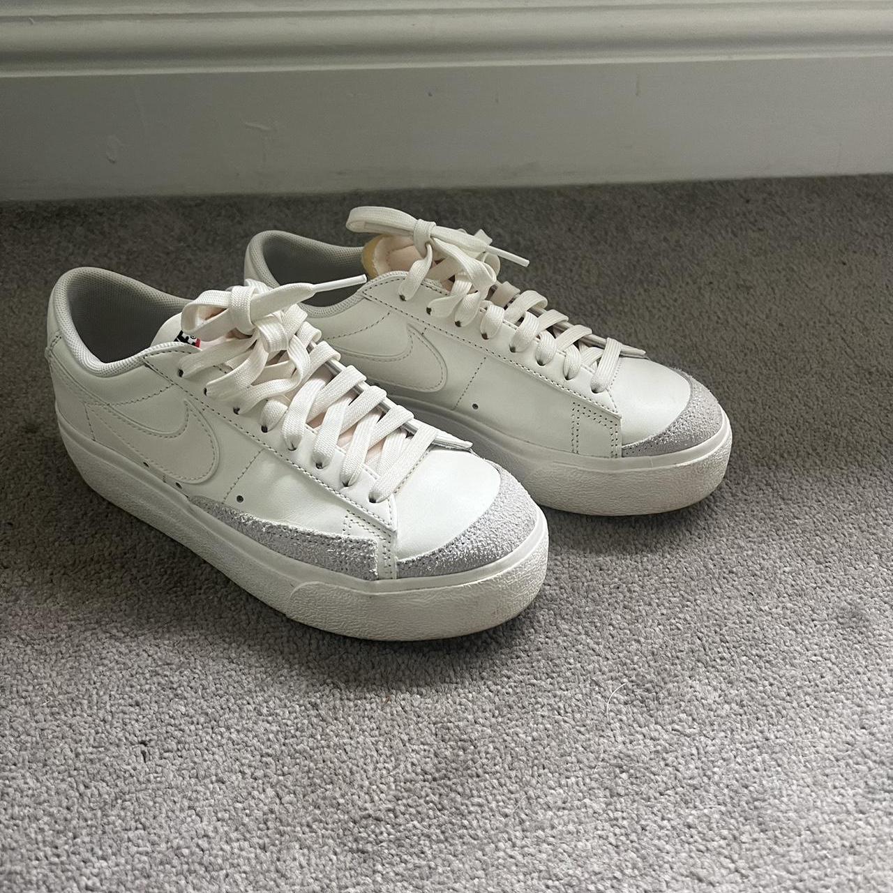 size 3 white nike trainers