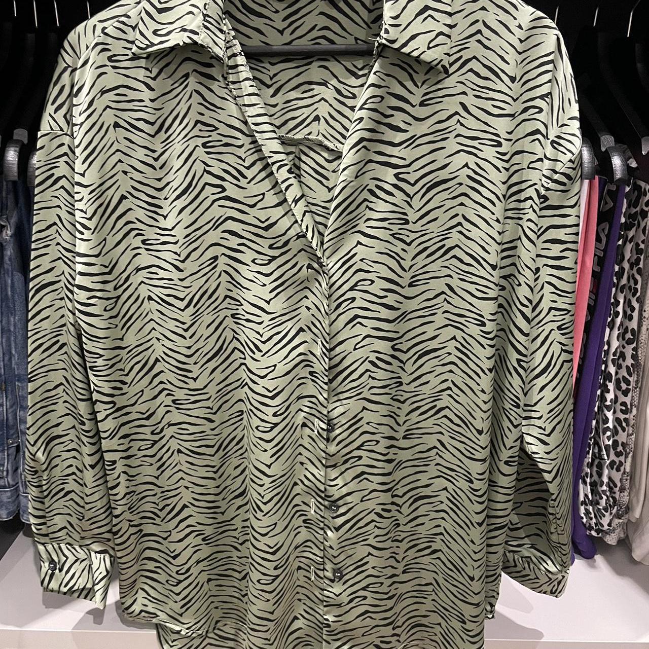 Camicia ZARA colore verde taglia XS tessuto Depop