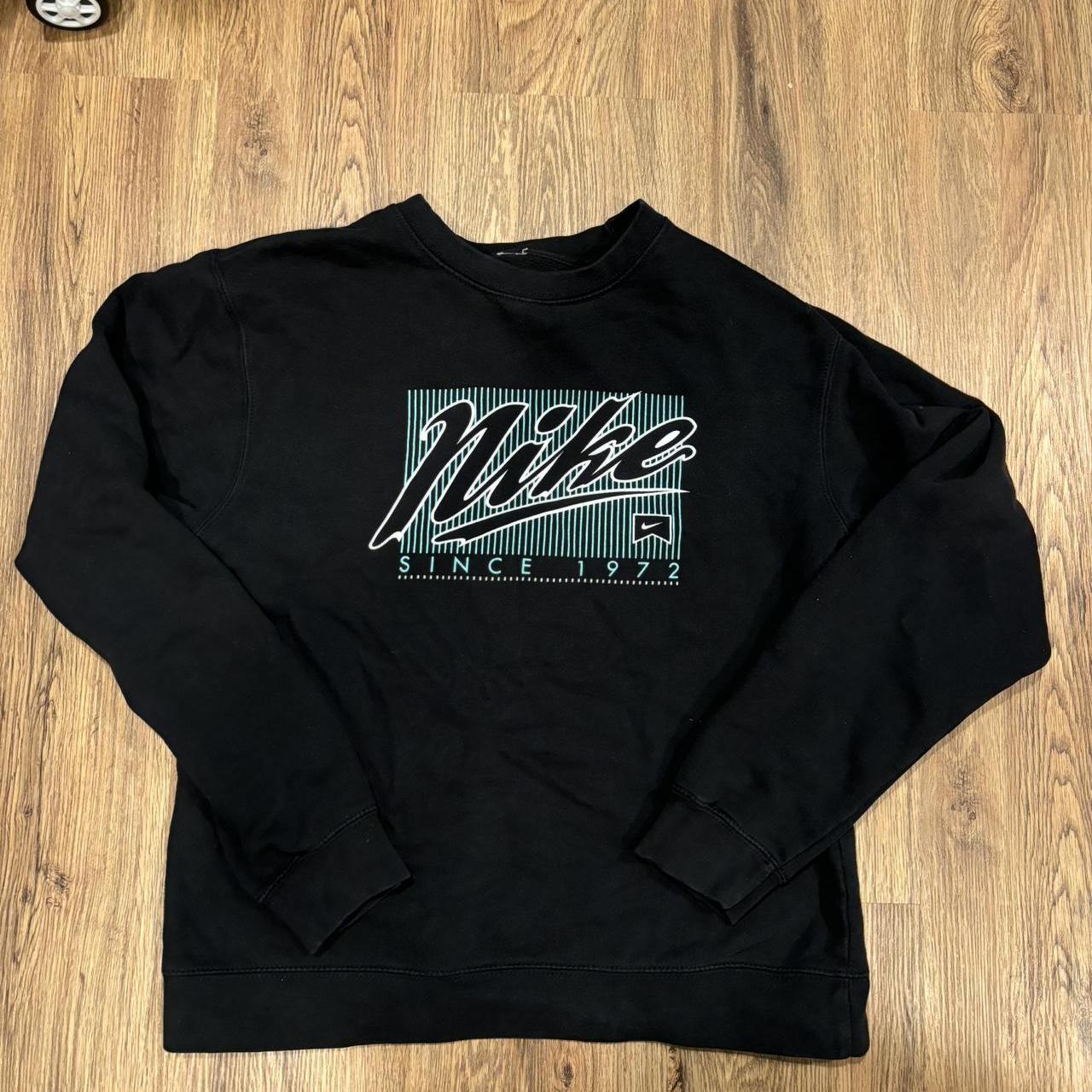 Nike black crewneck sweatshirt medium hotsell used good