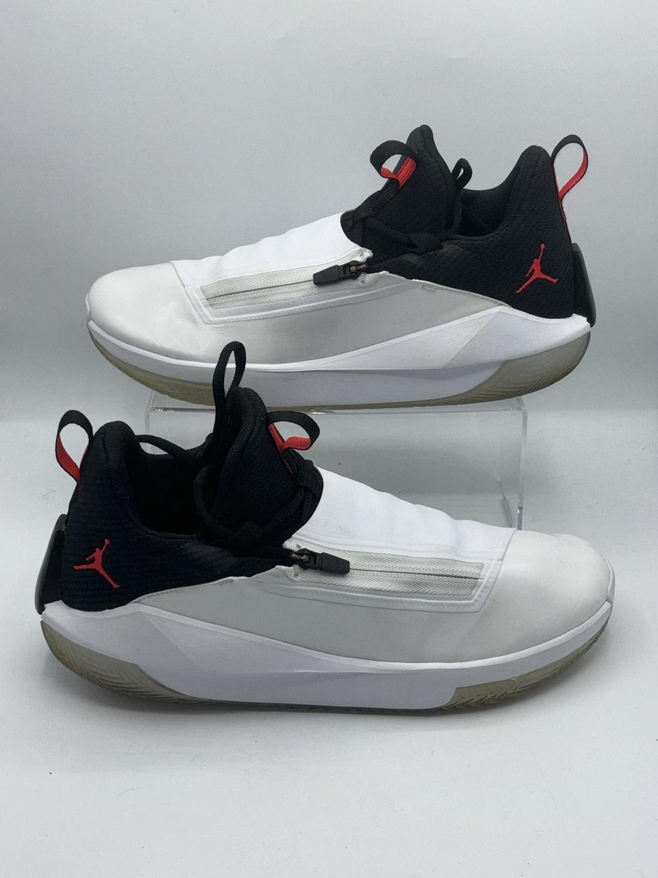 Jordan jumpman hustle white and black best sale