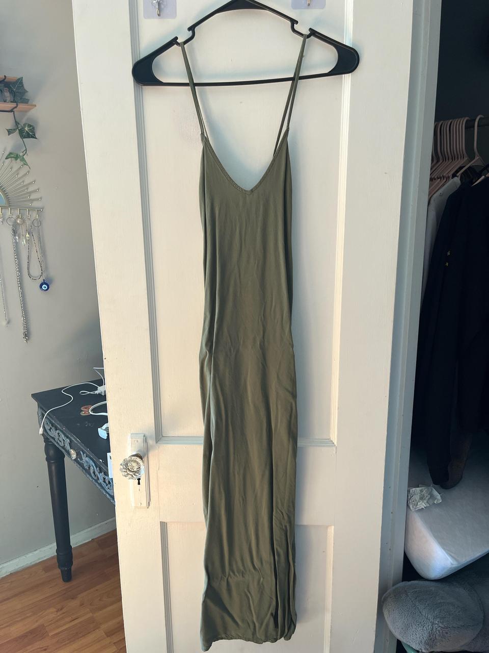 Old Navy Women's Dress - Green/Khaki - XS – Olive green midi/maxi dress with adjustable straps …