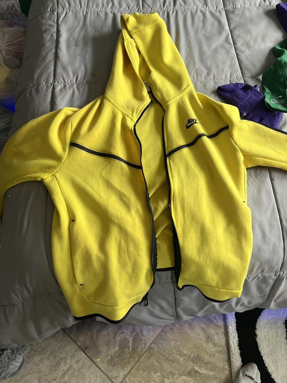 yellow and black nike tech