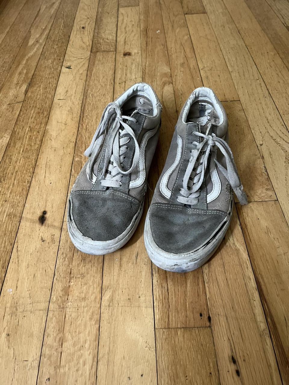 Worn size 9 men’s grey band. Perfect for skating and... - Depop