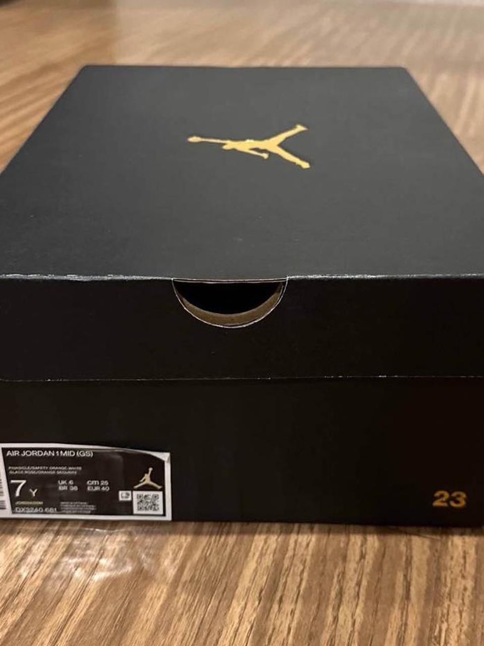 womens size 7 air jordan 1