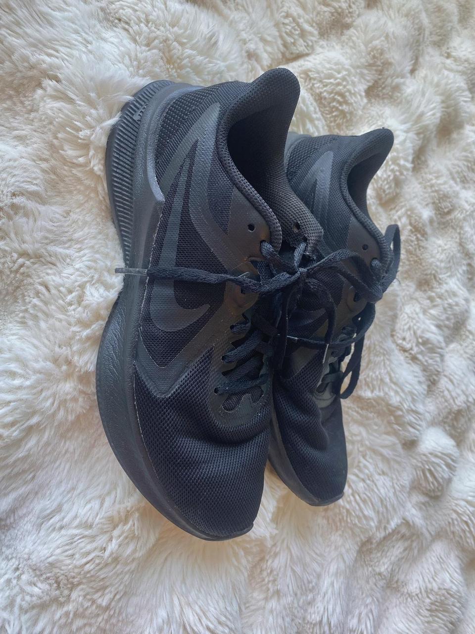 womens black nike tennis shoes